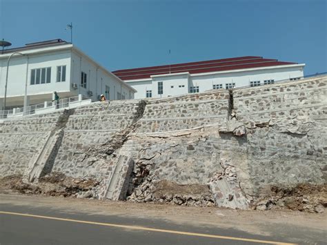 TPT RSUD Cilograng Ambrol Warga Bangunan Dan Pengguna Jalan Terancam