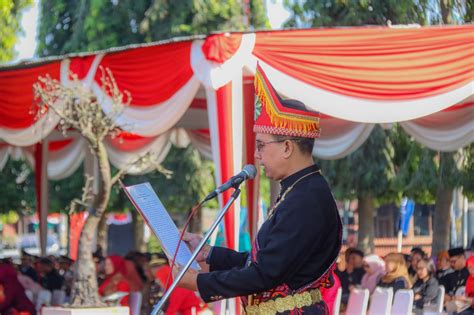 Ketua Dprd Purbalingga Bacakan Pembukaan Uud 1945 Di Upacara Hut Ri Ke 79