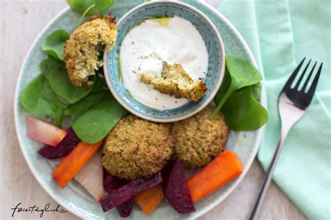 Rezept für Ofen Falafel mit Brokkoli dazu Tahin Joghurt und bunter