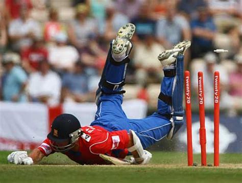 Mark Pettini Dives To Make His Ground Espncricinfo