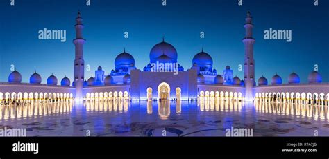 Panorama of Sheikh Zayed Grand Mosque in Abu Dhabi near Dubai at night ...