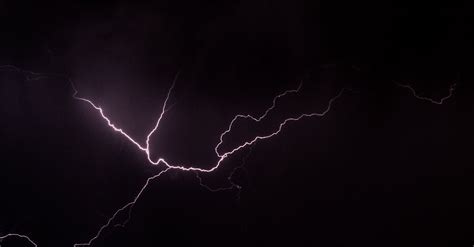 Lightning on Dark Sky · Free Stock Photo