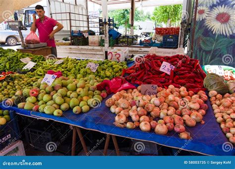 Vendas De Frutas E Legumes Frescas Imagem Editorial Imagem De Bazar