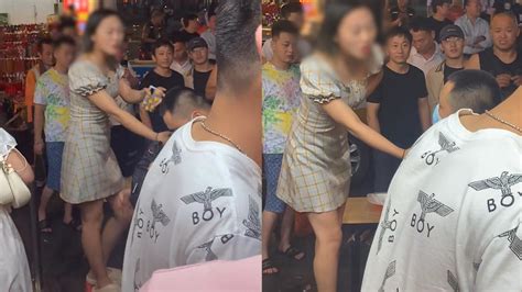 女子夜市被男子摸屁股，将其抓住不停抖腿，网友：不愧是东北女人 新浪新闻