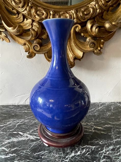 Chine Vase De Forme Balustre En Porcelaine Bleu à Fond Poudré Du