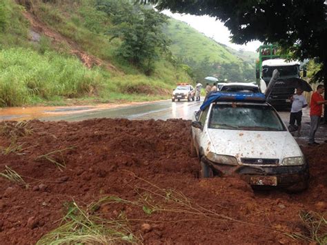 Deslizamento De Terra Interdita Parcialmente Rodovia Cataguases Dona