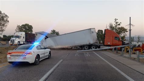 Accidente De Tráiler Provoca Cierre En El Libramiento Noreste De