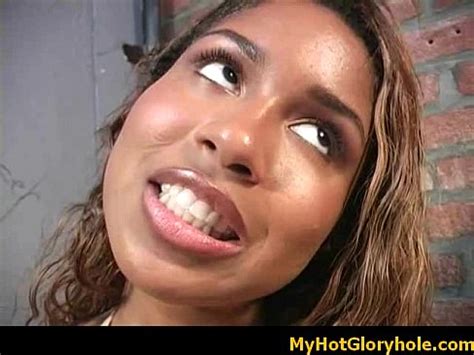 Negra Chupando Su Primera Polla Blanca En Gloryhole XVIDEOS