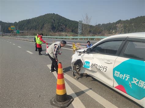 八角收费站积极帮助事故车辆保障司乘安全 四川成德南高速公路有限责任公司