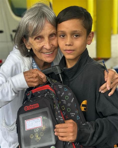 Programa Alcance Entrega Material Escolar Para Crianças E Adolescentes