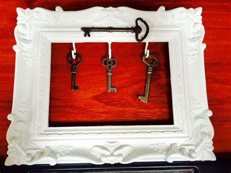 DIY picture frame key holder. This is to welcome my sister in her new home this year. #DIY # ...