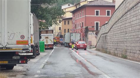 Norcia Camion Si Ribalta E Perde Il Carico Chiusa La Strada In