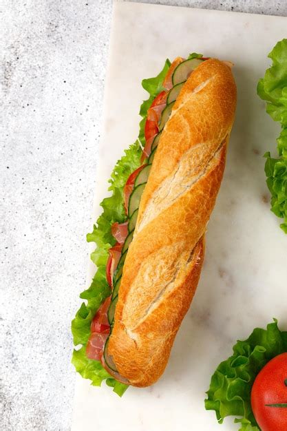 Baguette con jamón y verduras Sándwich con jamón tomate ensalada de