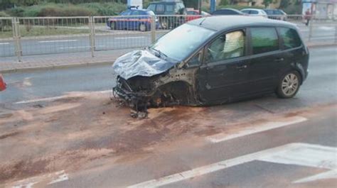 Ford skosił barierki Urwane koło trafiło w audi TVN Warszawa