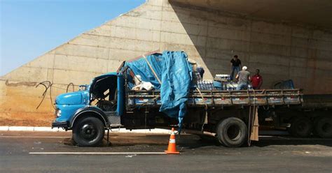 G1 Carga de caminhão que passava por viaduto cai e atinge veículo no