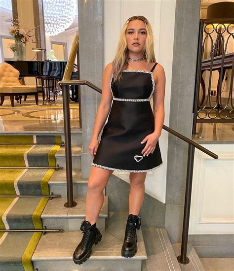 Florence Pugh Scrolller