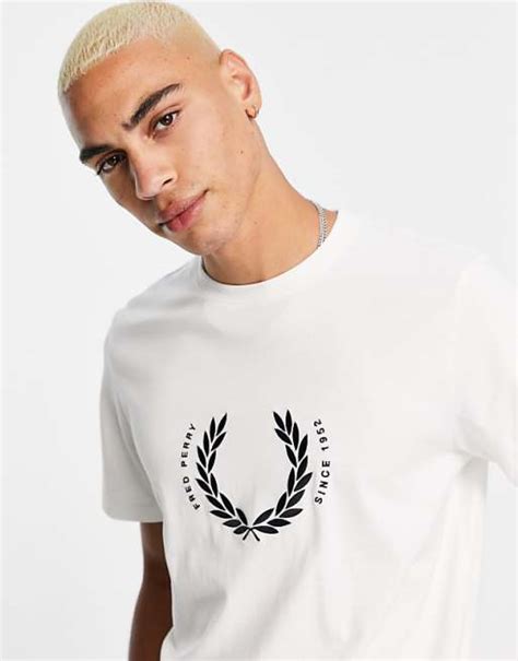 Fred Perry T Shirt In Weiß Mit Rundem Markenlogo Asos