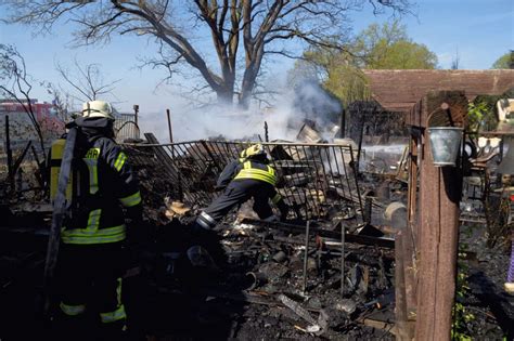 Feuer Zerst Rt Gartenlaube Ausbreitung Auf Weitere Lauben Verhindert