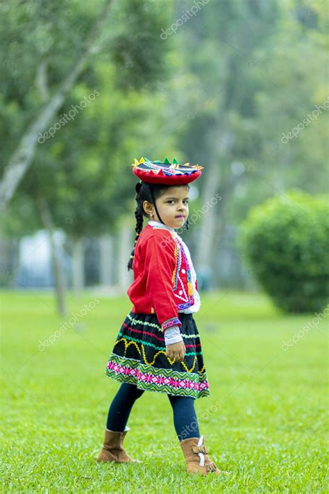 Chica Peruana Vestida Con Traje T Pico De Cusco Per