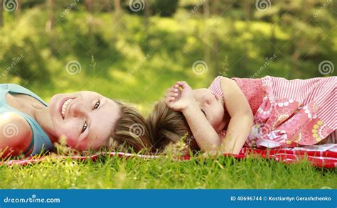 La Maman Et Sa Petite Fille Se Trouvent Sur Lherbe Photo Stock Image