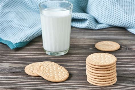 Vaso Con Leche Y Galletas Foto Premium