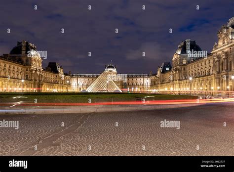 Glaspyramide Im Innenhof Des Louvre Palastes Fotos Und Bildmaterial