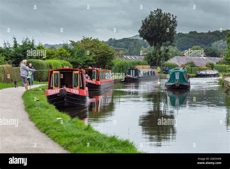 Barges Flat Bottomed Boats Narrowboats On The Leeds Liverpool Canal