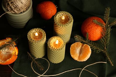 Belas Velas De Cera De Abelhas Queimadas Cordas E Tangerinas Na Mesa