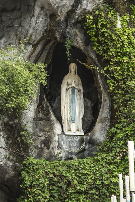 Statue De Notre Dame De L Immaculée Conception Avec Un Rosaire Dans La