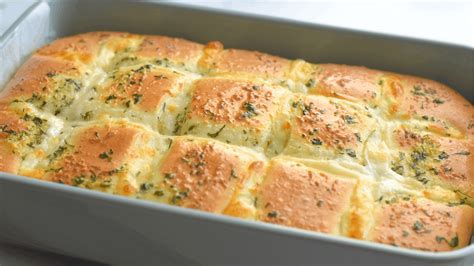 cheesy garlic bread from scratch | MerryBoosters