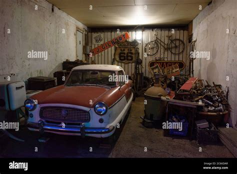 Vintage Car Garage Hi Res Stock Photography And Images Alamy