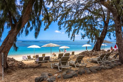 Plage Paradisiaque De LHermitage Avec Des Parasols Blancs Sous Les