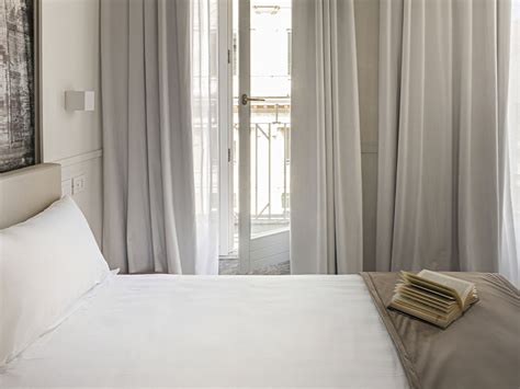 Choose the Classic rooms with balcony of Hotel Regno in Rome