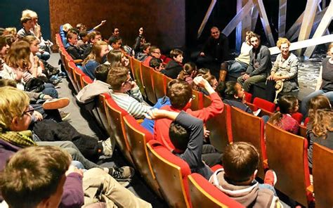 Pen ar C hleuz Les classes de sixième à la Maison du Théâtre Le