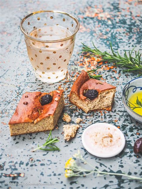 Mediterranes Low Carb Focaccia Brot Mit Oliven Und Rosmarin Essen