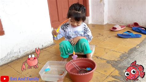 Mancing Ikan Di Kolam Kecil Ada Ikan Lele Ikan Koi Ikan Hias Ikan Mas