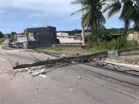 Motorista perde o controle de caminhão derruba 4 postes e só para após