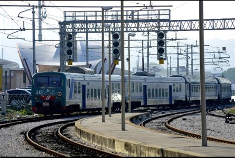 Pietre Sui Binari Un Arresto Ad Ancona Tiscali Notizie