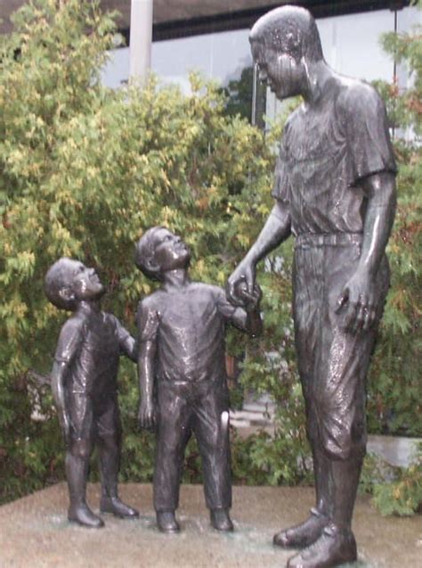 Jackie Robinson statue at Olympic Stadium - Montreal 2003 | Skulptering