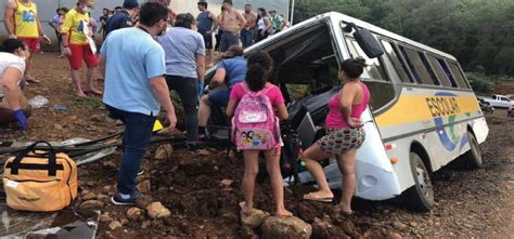 Tr Nsito Acidente Nibus Escolar Deixa Crian As Feridas Em Sc