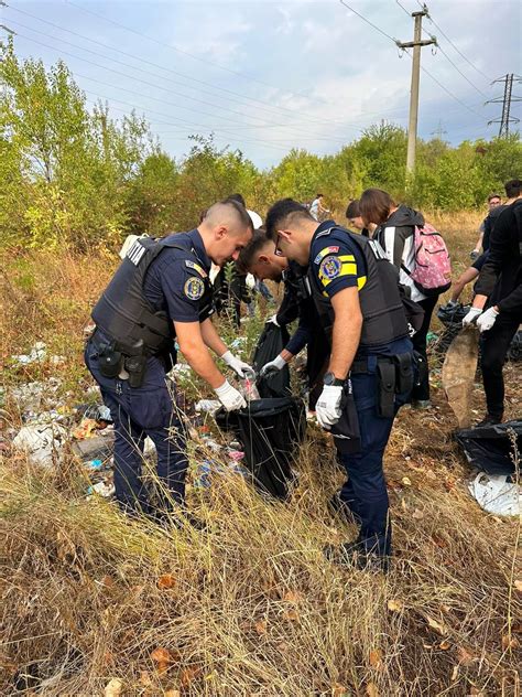 De Ziua Cur Eniei Poli I Tii Prahoveni Au Ecologizat Zona Rafin Riei Vega