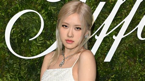 Blackpinks Rosé Took The Cut Out Trend To Tiffany And Co Exhibition