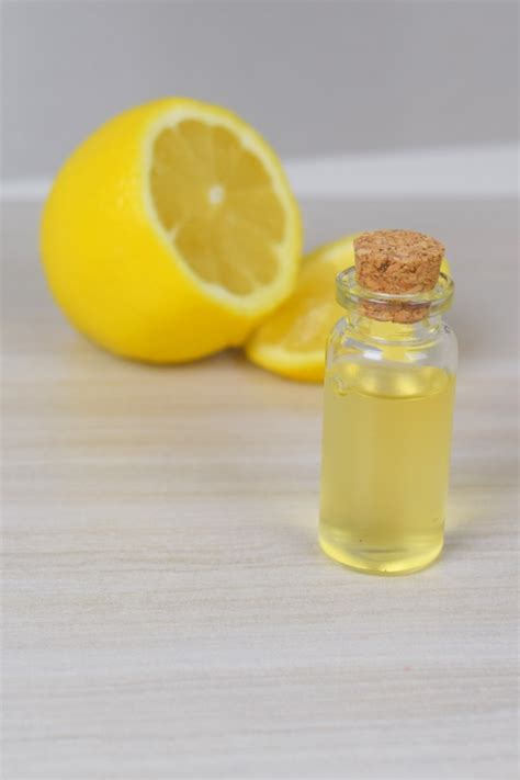 How to Use Lemon Essential Oil