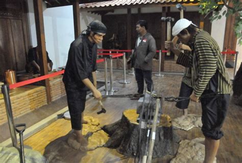 Surakarta's Keris Museum puts hundreds of ancient keris on display ...