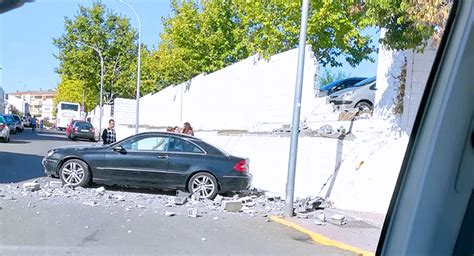 Una Profesora Se Descuida Y Empotra Su Coche Contra Un Muro En Santa