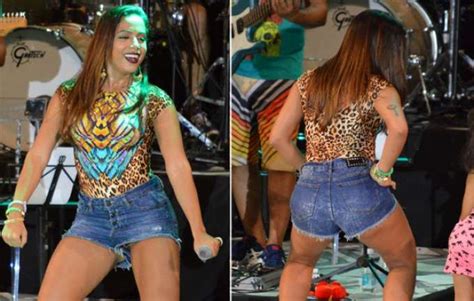 De Short Curto Anitta Se Empolga E Mostra Demais Durante Evento Em