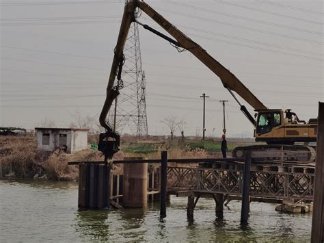 江苏海建公司402省道赣榆南环段围堰第一根钢板桩顺利完成插打江苏海通建设工程