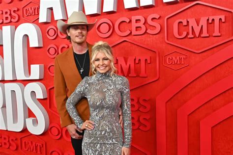 8 Couples Who Packed In The Pda At Cmt Music Awards Red Carpet Meaww News