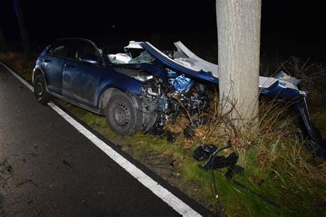 Kreis Gifhorn Autofahrerin Prallt Frontal Gegen Baum News De