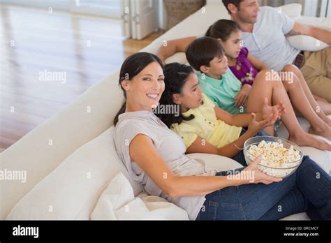 Dessin Enfant Qui Regarde La T L Banque De Photographies Et Dimages